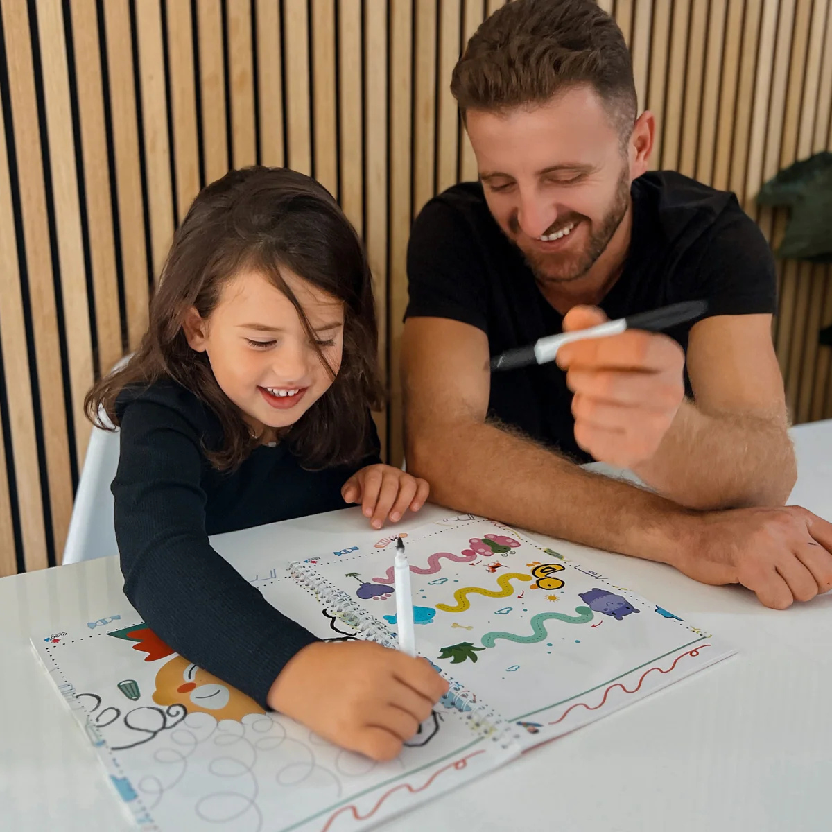 Wassermalbuch – Folge den Linien! Malen Sie mit Wasser durch Regenbögen und die Natur, wiederverwendbar (8 Seiten, 6–24 Monate)