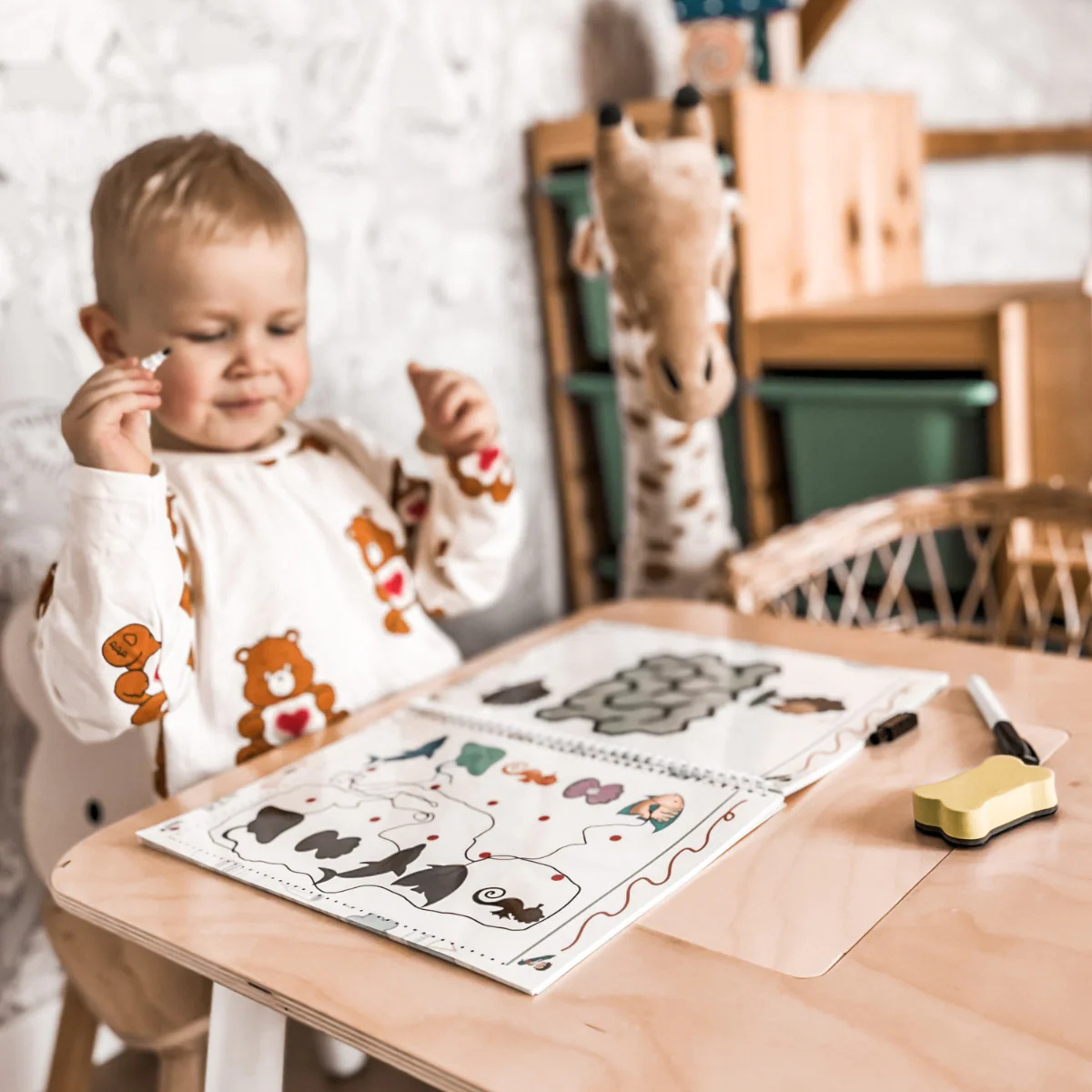 Wassermalbuch – Folge den Linien! Malen Sie mit Wasser durch Regenbögen und die Natur, wiederverwendbar (8 Seiten, 6–24 Monate)