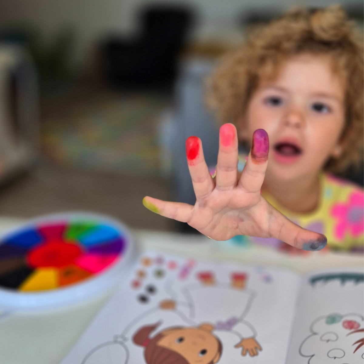 Color palette with 12 different colors, for finger painting (1+ year)