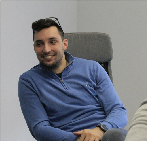 Matic Zorman, fondatore di Kiddo World, sorridente nell'ufficio di Kiddo World